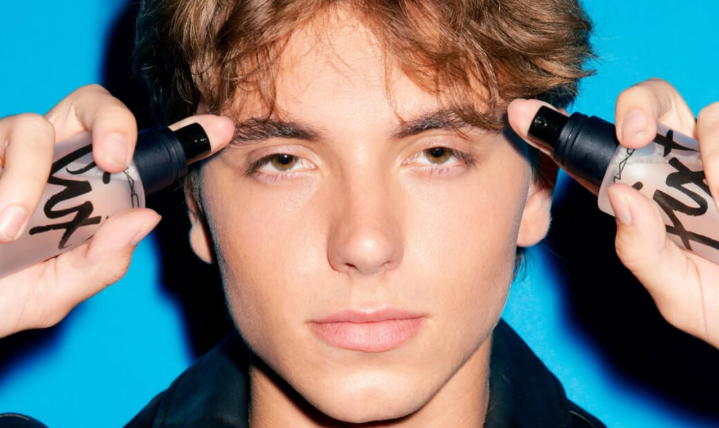 Jayden James Federline, MAC Cosmetics MACzine kapağında Fix+ Setting Spray ile mavi fonun önünde