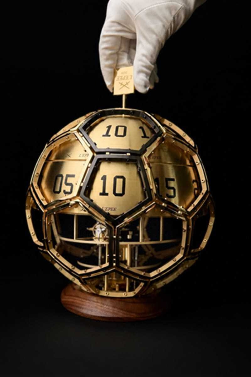 L'Épée 1839: Futbol Topundan Saat Heykeli